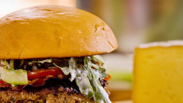 Burger à la Tomme de Grosse-Île et salade d’asperges