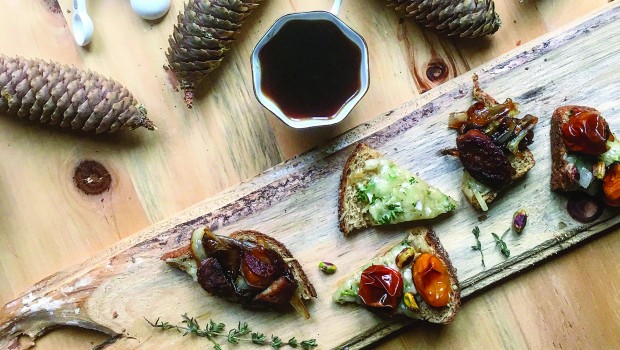 Crostinis au Louis d'Or, aux saucisses et aux tomates confites
